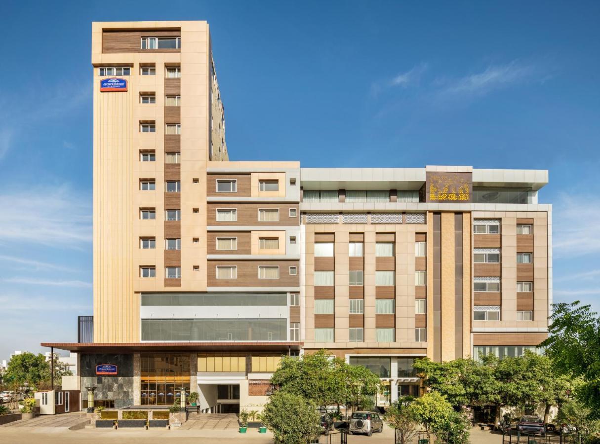 Howard Johnson By Wyndham Udaipur Roop Nagar Exterior foto